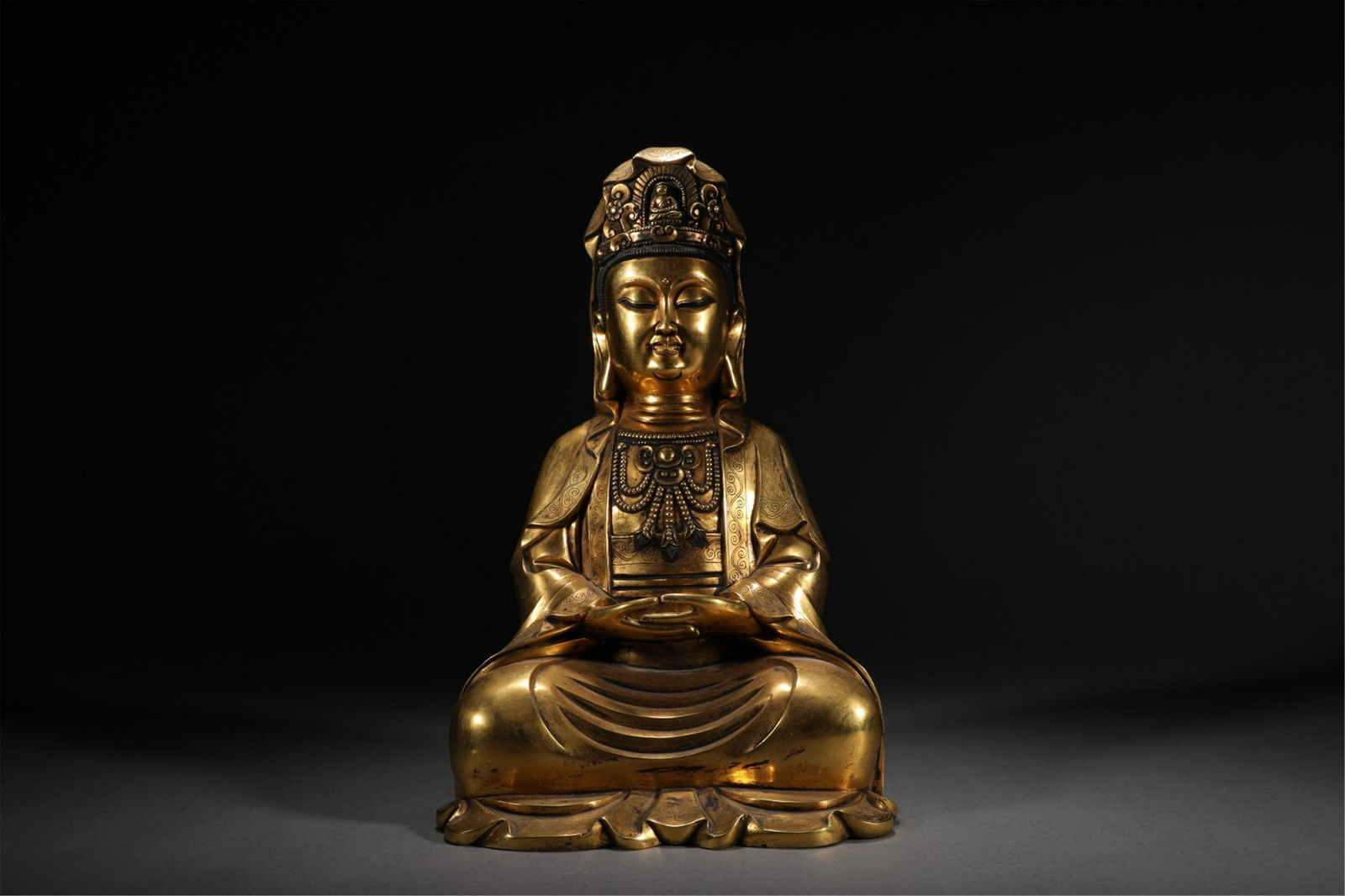 A CHINESE GILDING FIGURE OF GUANYIN BUDDHA STATUE (1 of 9)