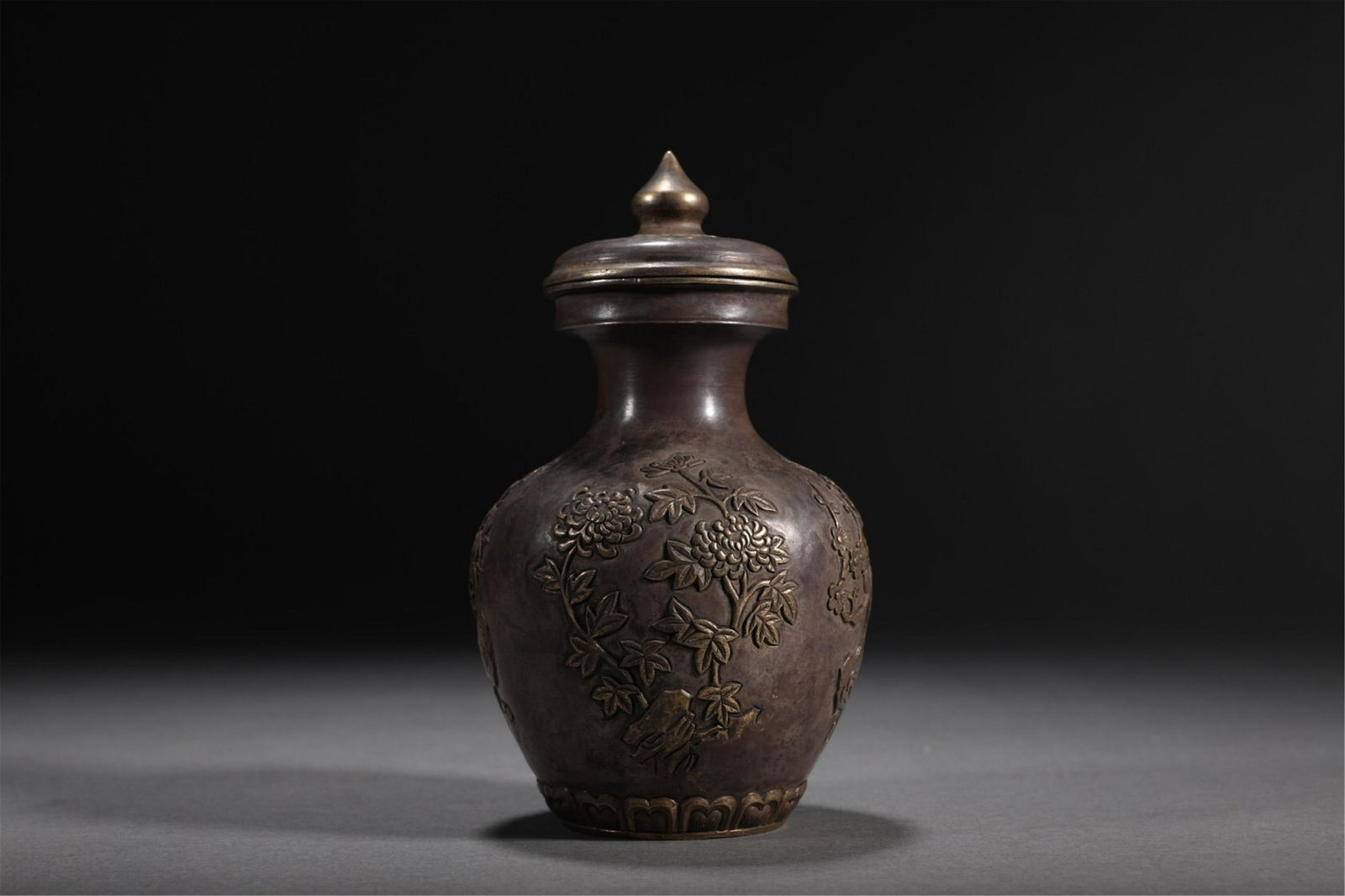 A CHINESE SILVER VIEWS VASE (1 of 9)