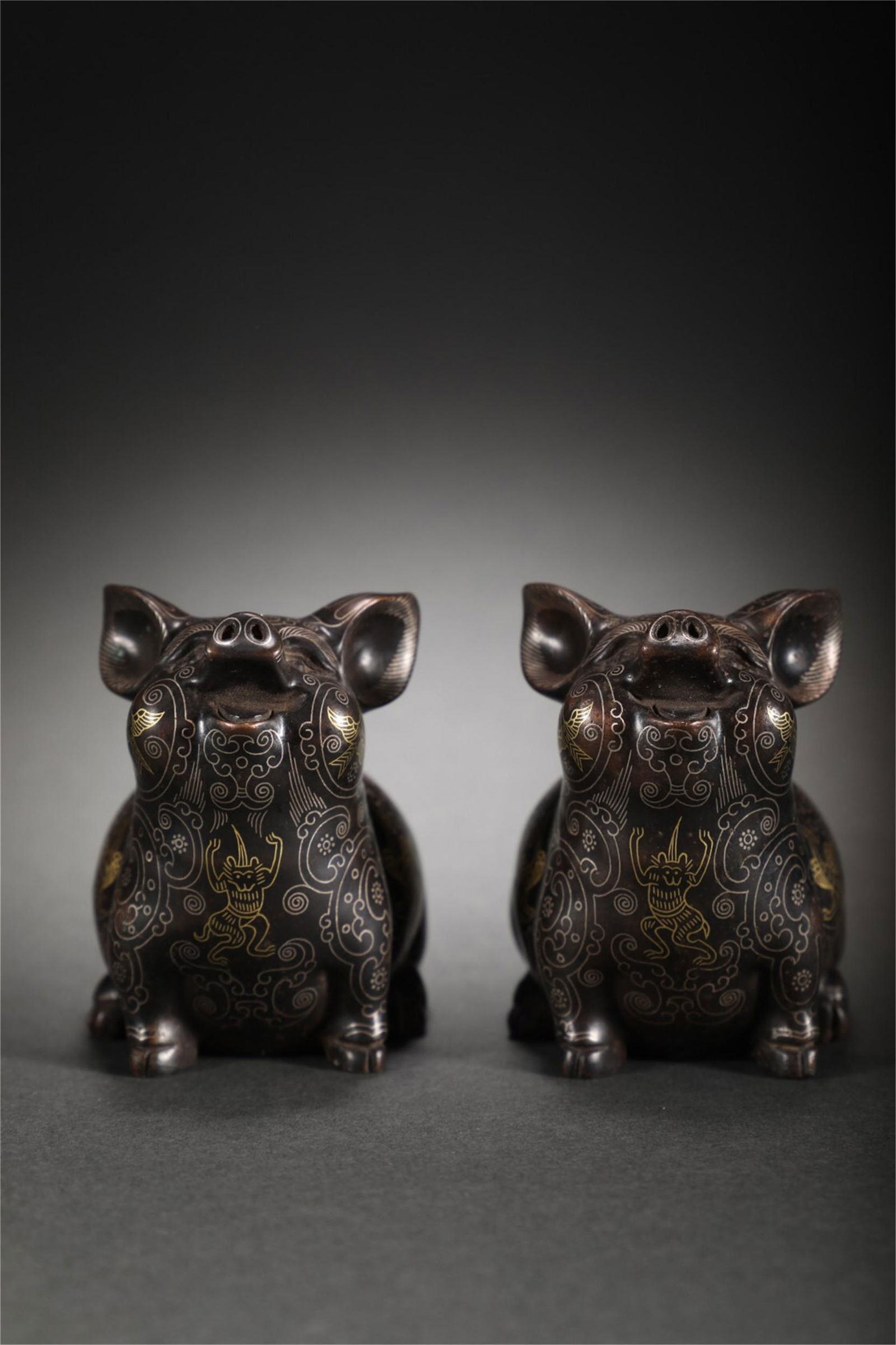 A PAIR OF CHINESE PAINTED GOLD AND SILVER PIGS ORNAMENTS (1 of 9)