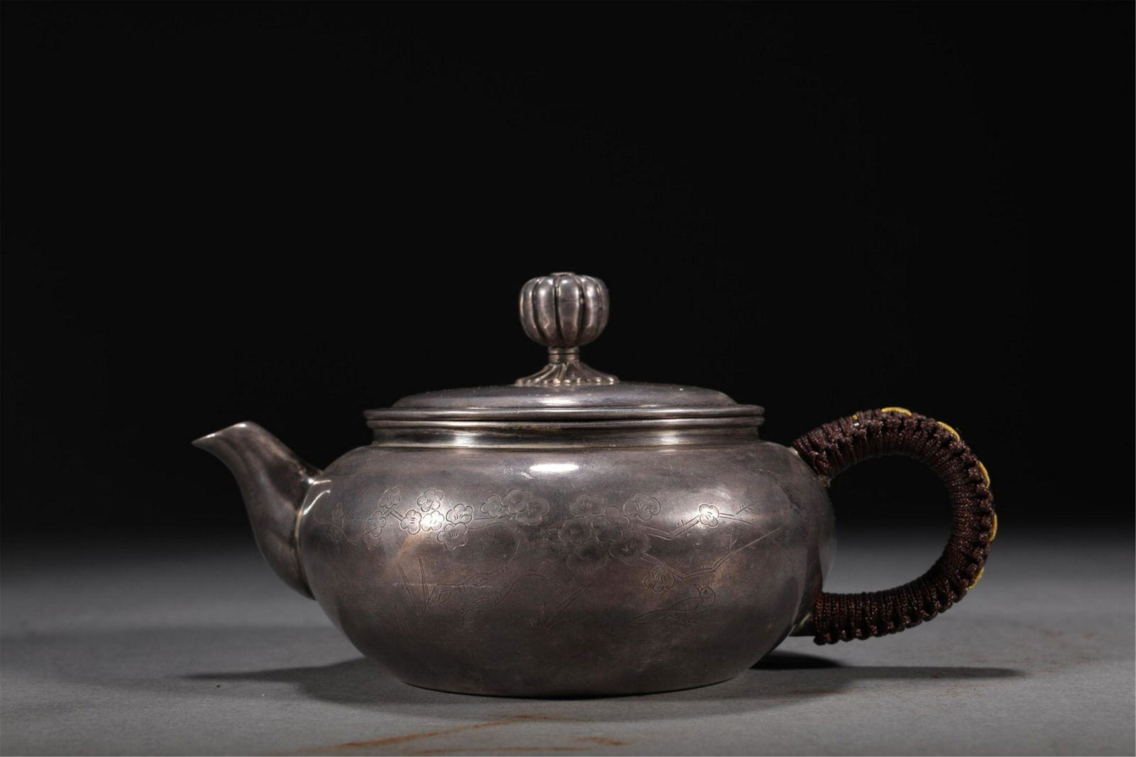 A CHINESE SILVER KETTLE (1 of 9)