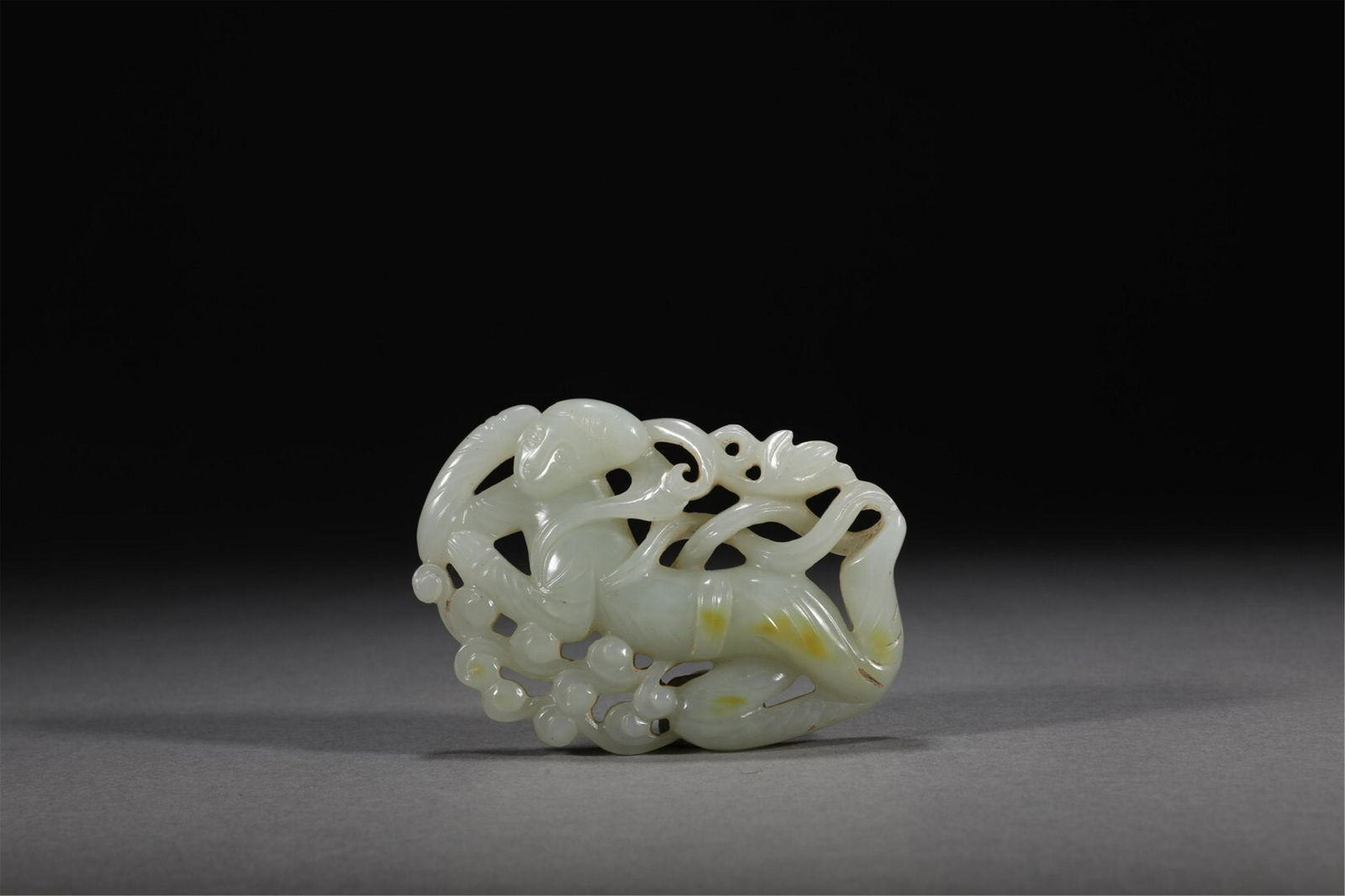 A CHINESE JADE PENDANT (1 of 6)
