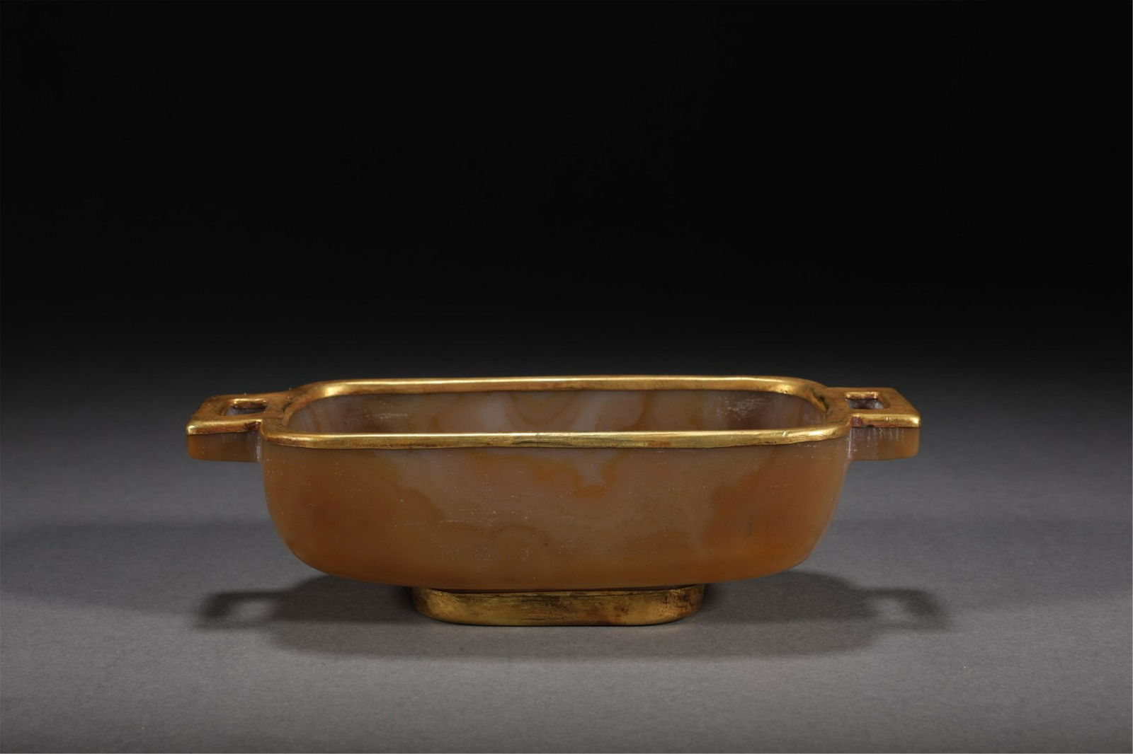 A CHINESE AGATE BRUSH WASHER COVERED WITH GOLD (1 of 9)