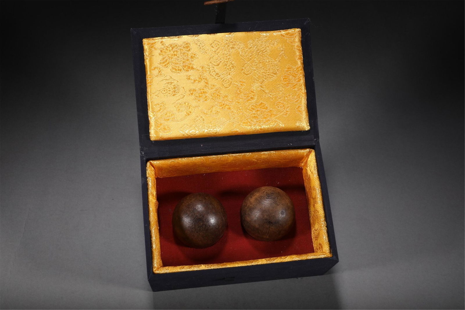 A PAIR OF CHINESE CHENXIANG HAND PIECES (1 of 6)