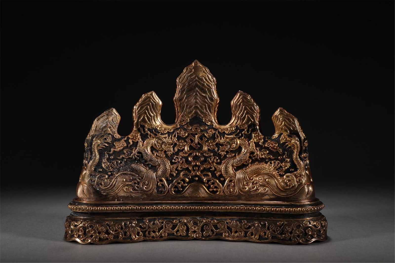 A CHINESE GILDING DRAGON PATTERN BRUSH HOLDER (1 of 9)
