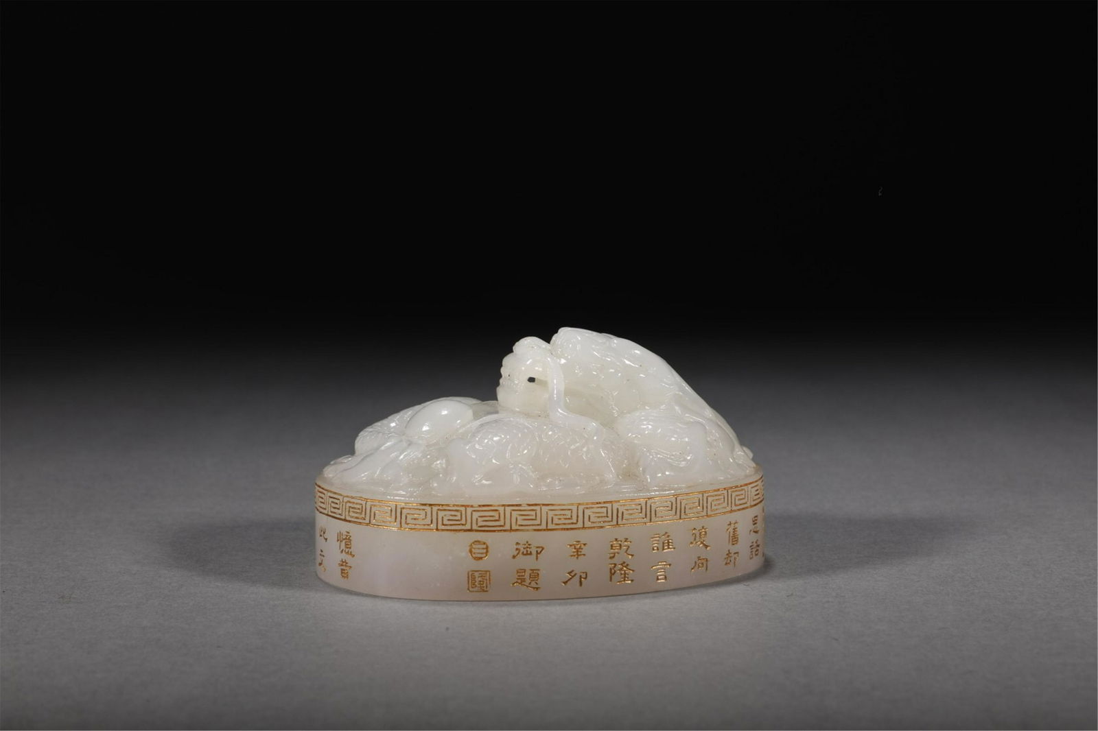 A CHINESE JADE DRAGON PATTERN GOLD PAINTED SEAL (1 of 9)