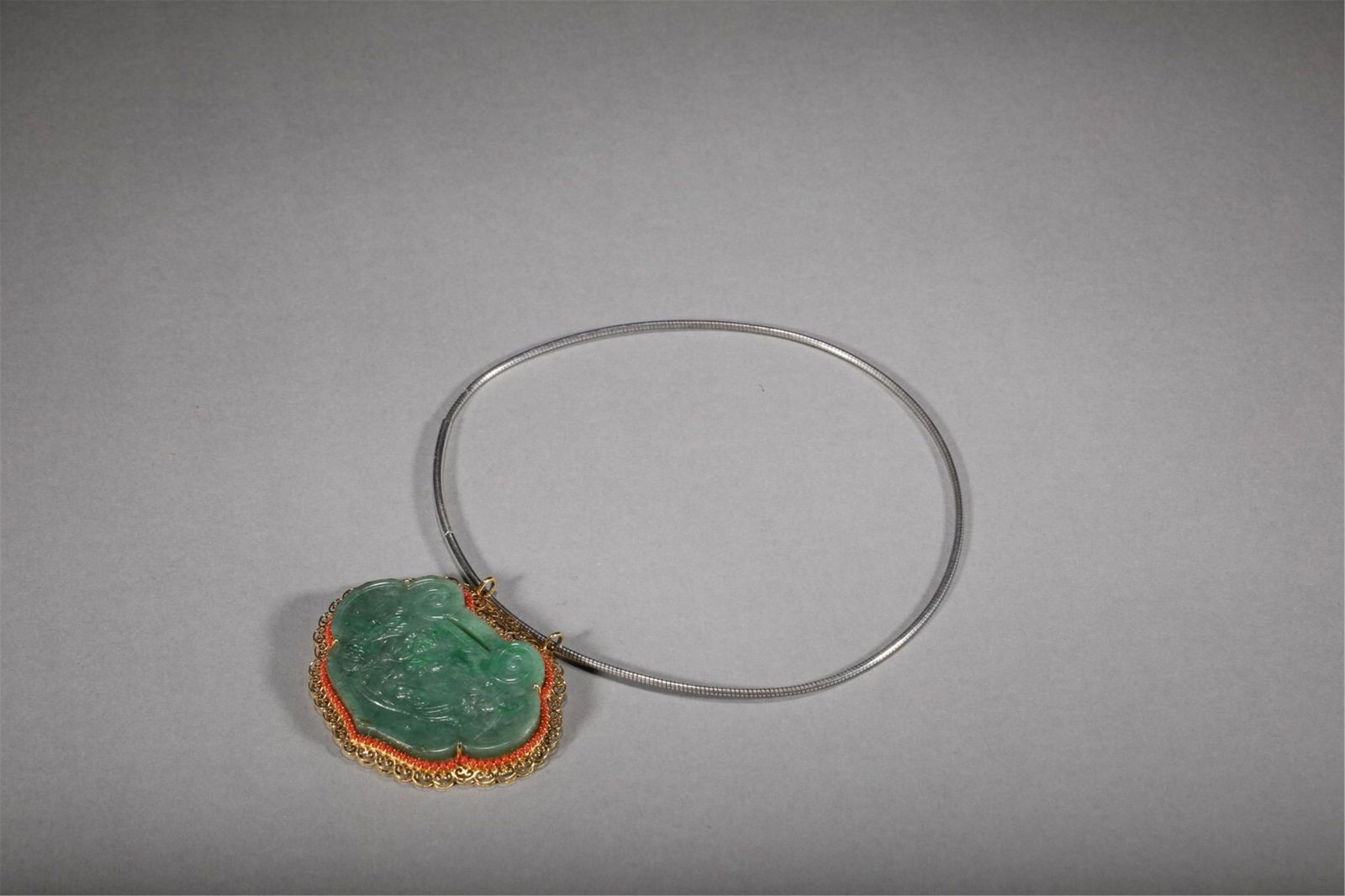 A CHINESE 18K GOLD INLAID JADEITE PENDANT (1 of 6)