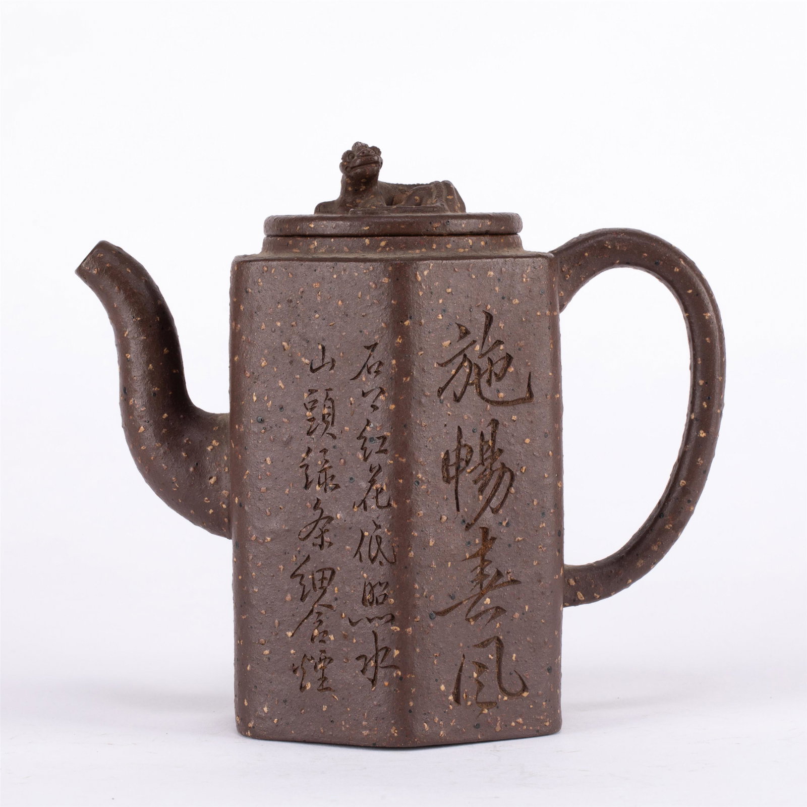 A CHINESE YIXING ZISHA CLAY TEA POT: L. 18 cm. W. 9 cm. H. 16 cm. Weiht 810 gram.