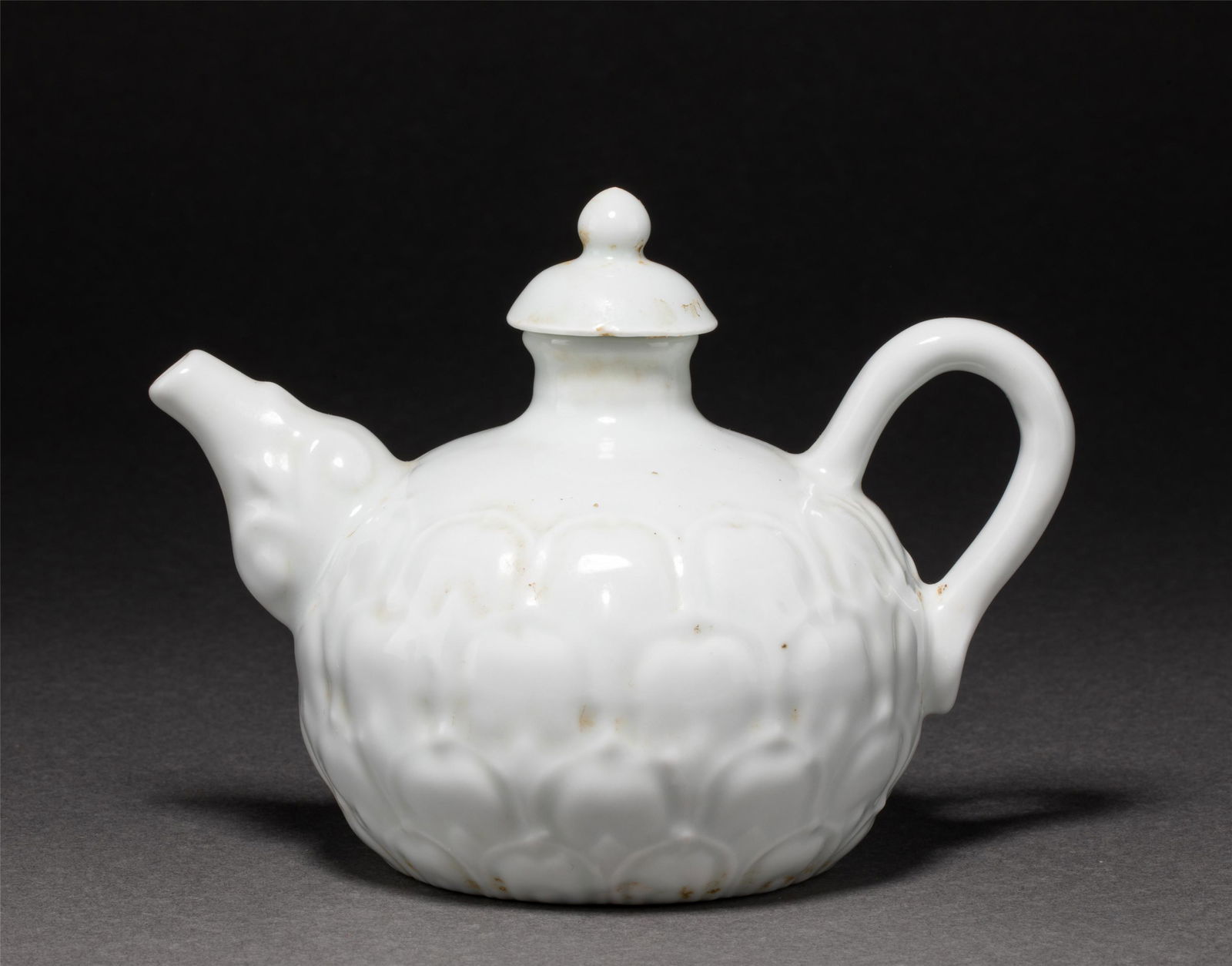 A CHINESE WHITE PORCELAIN EWER (1 of 7)