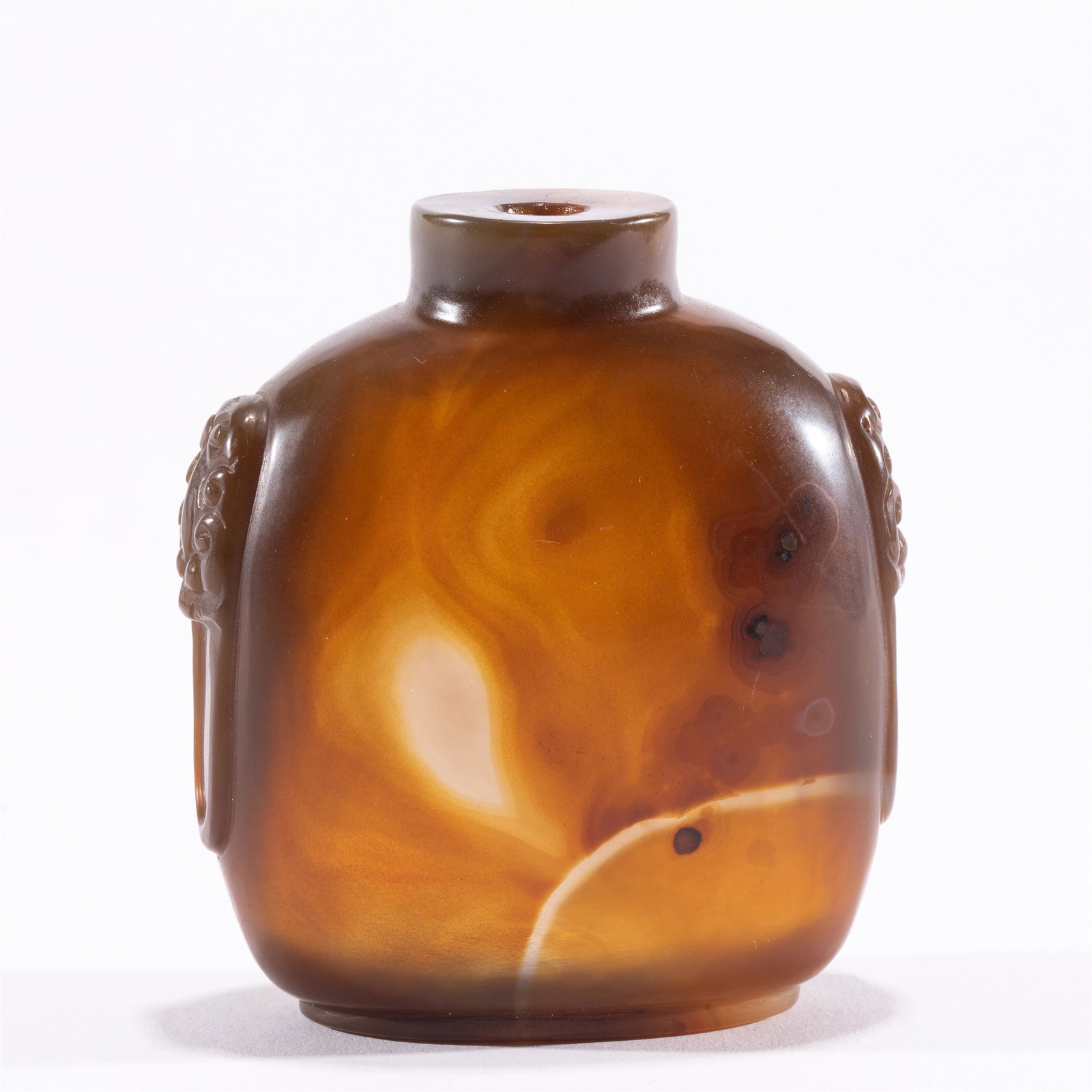A CHINESE SNUFF BOTTLE: L. 7 cm. W. 3 cm. H. 7 cm. Weight 90 gram.