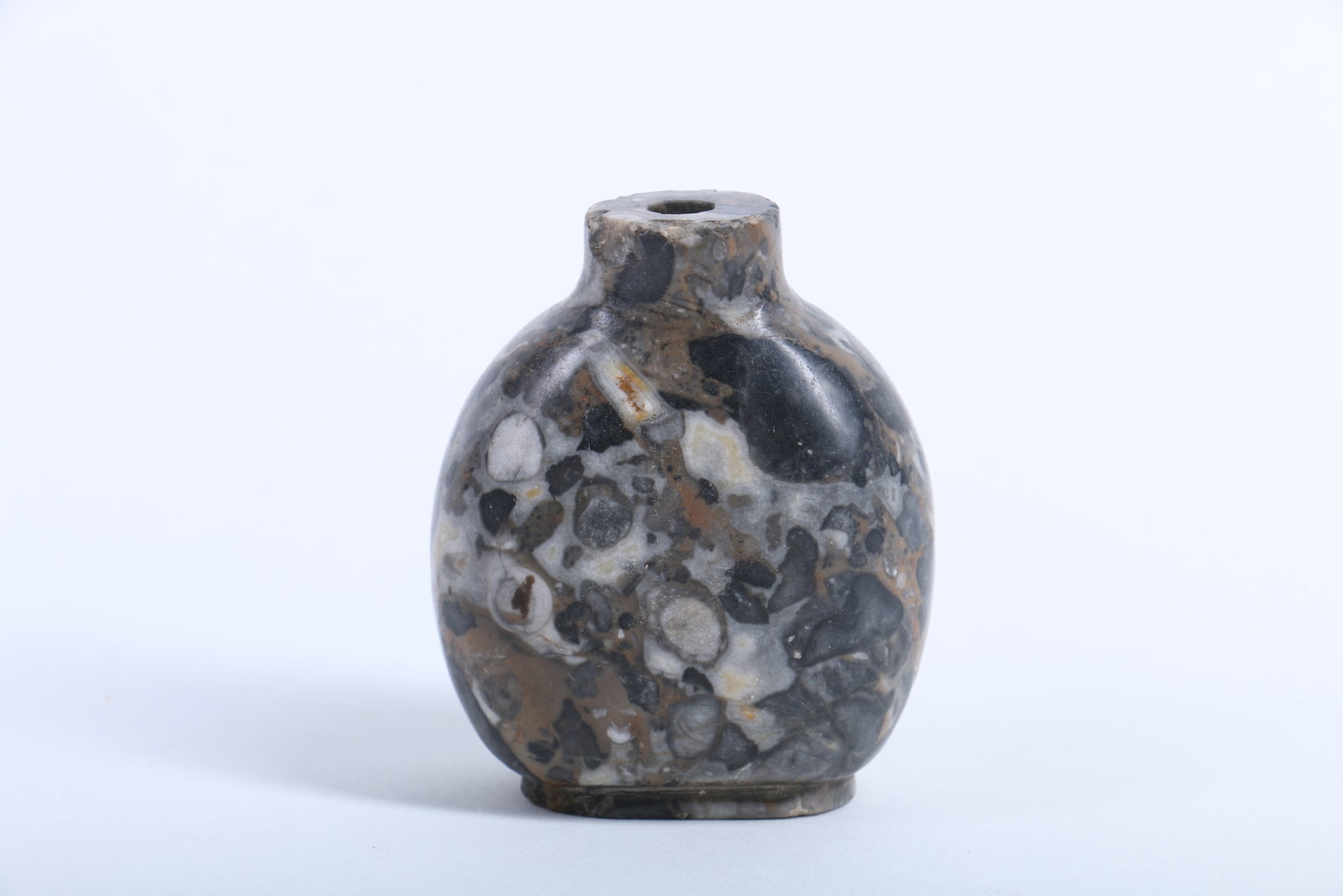A Chinese Famille-Rose Porcelain Snuff Bottle: Ht. 6.5cm