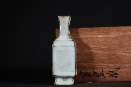 A Chinese Guan-Type White Glazed Porcelain Vase