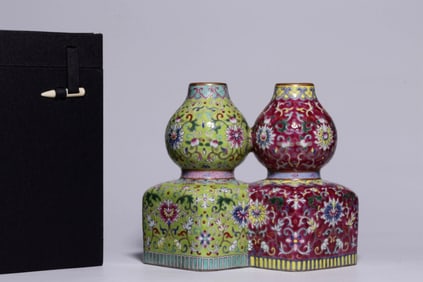 A Chinese Famille-Rose Porcelain Double Double-Gourd Vase