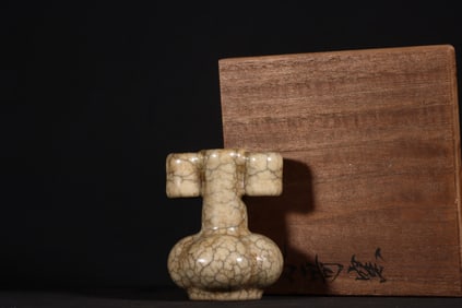 A Chinese Ge-Type Glazed Porcelain Vase