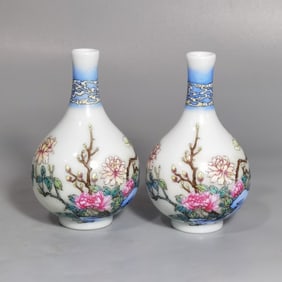 A Pair of Chinese Enamel Glazed Porcelain Vases