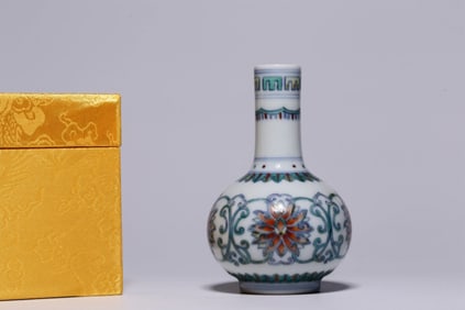 A Chinese Dou-Cai Glazed Porcelain Vase