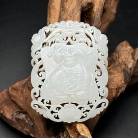 A Chinese Carved Jade Pendant