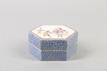 A Chinese Famille-Rose Porcelain Box