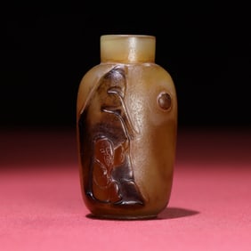 A Chinese Carved Agate Snuff Bottle