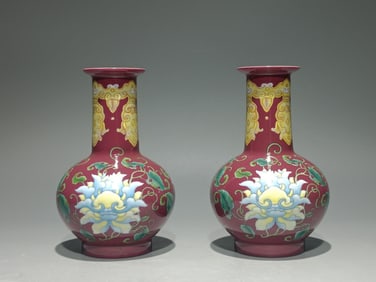 A Pair of Chinese Enamel Glazed Porcelain Vases