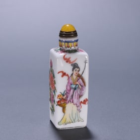 A Chinese Famille-Rose Porcelain Snuff Bottle