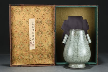 A Chinese Guan-Type Glazed Porcelain Vase