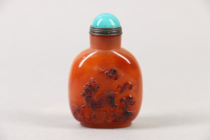 A Chinese Carved Agate Snuff Bottle