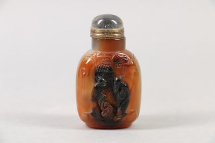A Chinese Carved Agate Snuff Bottle