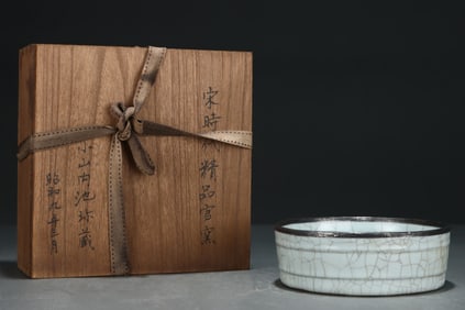 A Chinese Guan-Type Glazed Porcelain Brush Washer