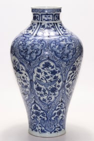 A Chinese Blue and White Porcelain Vase