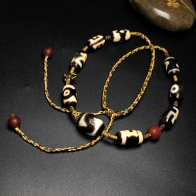 A Chinese Carved Agate Necklace