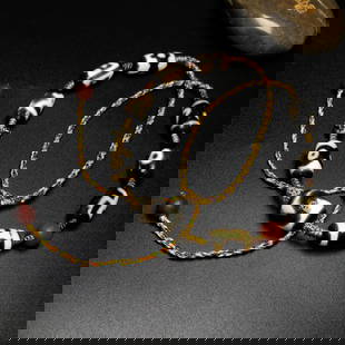A Chinese Carved Agate Necklace: Lg. 1.9cm, Diam. 1.4cm, Multi-Sizes