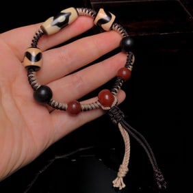 A Chinese Carved Agate DZI Beads Bracelet