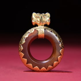 A Chinese Carved Agate Ring Charm