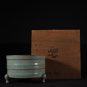 A Chinese Ru-Type Glazed Porcelain Incense Burner