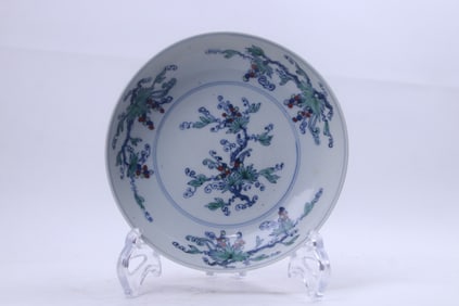 A Chinese Dou-Cai Glazed Porcelain Plate
