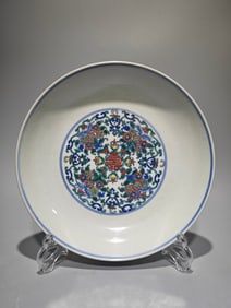 A Chinese Dou-Cai Glazed Porcelain Plate