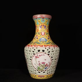 A Chinese Enamel Glazed Porcelain Vase