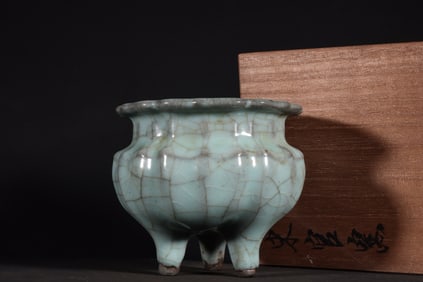 A Chinese Guan-Type Glazed Porcelain Incense Burner