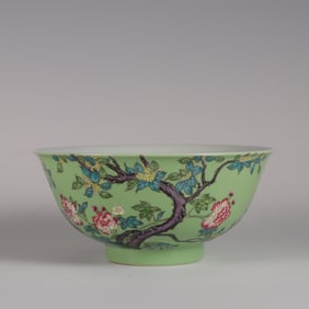 A Chinese Green Ground Enamel Glazed Porcelain Bowl