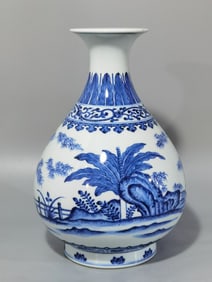 A Chinese Blue and White Porcelain Vase