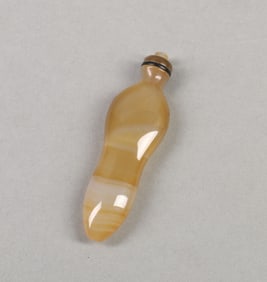 A Carved Agate Snuff Bottle