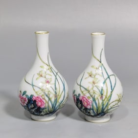 A Pair of Chinese Enamel Glazed Porcelain Vases
