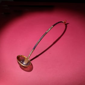 A Chinese Carved Agate Spoon with Gilt Bronze Connector Inlaid