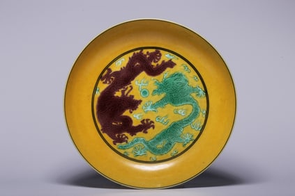 A Chinese San-Cai Glazed Porcelain Plate