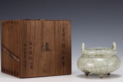 A Chinese Ge-Type Glazed Porcelain Incense Burner