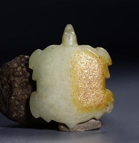 A Chinese Carved Jade Turtle Pendant