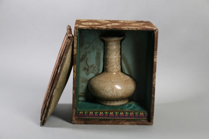 A Chinese Ge Type Glazed Porcelain Vase with Box