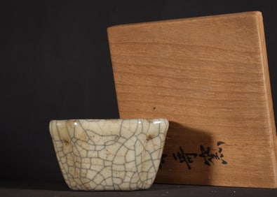 A Chinese Ge-Type Glazed Porcelain Brush Washer