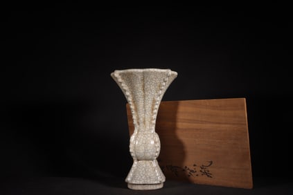 A Chinese Ge-Type Glazed Porcelain Vase