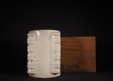 A Chinese Ge-Type Glazed Porcelain Vase